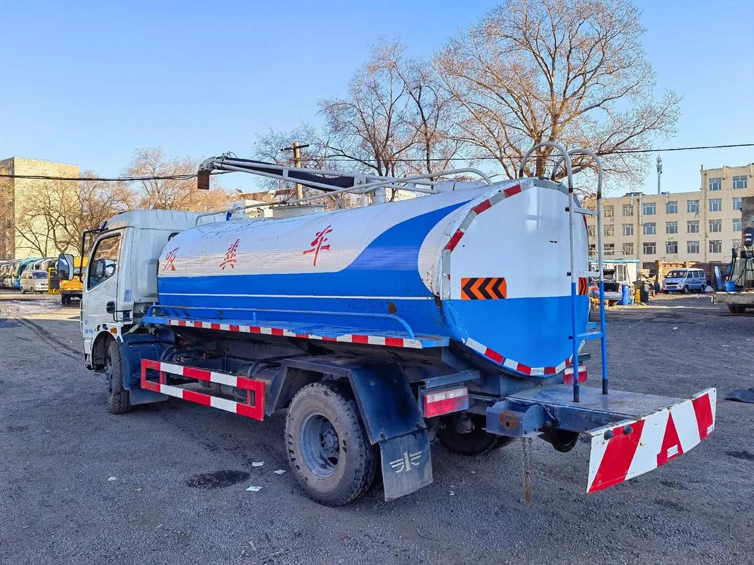 解析2014年中型三座吸糞車 規(guī)格、用途與市場價(jià)值